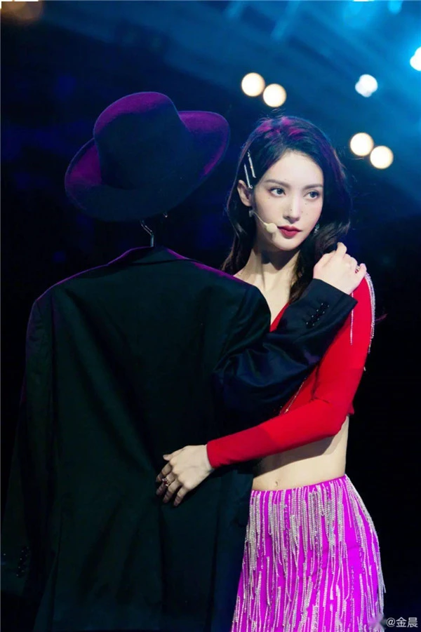 Jennie烟熏妆的爱心痣成焦点，桃心痣的人 Jennie 爱心痣 第2张