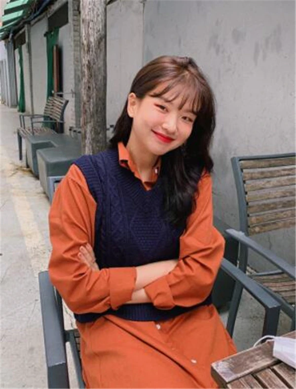 2020年日韩妞多层次穿搭方法，素色衬衫+针织背心超级必备 多层次 穿搭 第5张