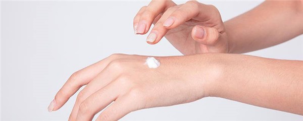 晚上涂护手霜可以戴一次性手套吗，涂护手霜戴一次性手套多久 护肤 第1张