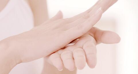 面霜怎么涂抹好，擦面霜常见误区 面霜 涂抹面霜的手法 涂抹面霜的手法技巧 美容 第1张