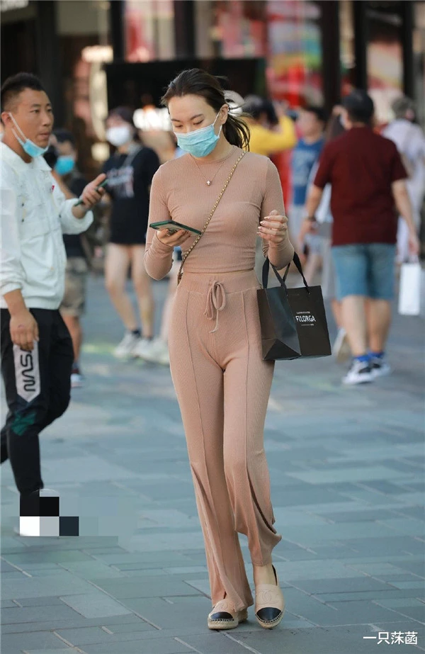 针织上衣宽松自在层次感丰富，纹理延续性色彩稳定性 针织上衣 宽松自在 第4张