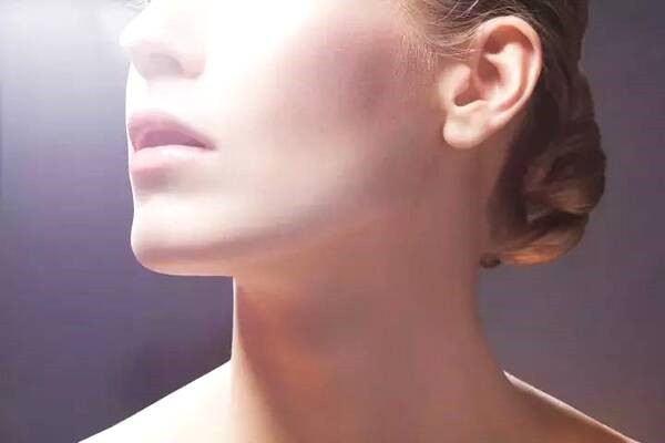 很深的颈纹能消除吗,有什么好办法 颈部 第1张 很深的颈纹能消除吗,有什么好办法 颈部 第1张