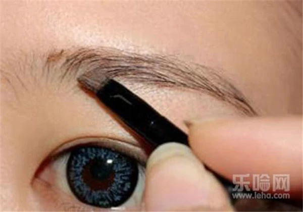 怎么画眉毛显年轻，5步骤打造减龄眉 护肤 第2张