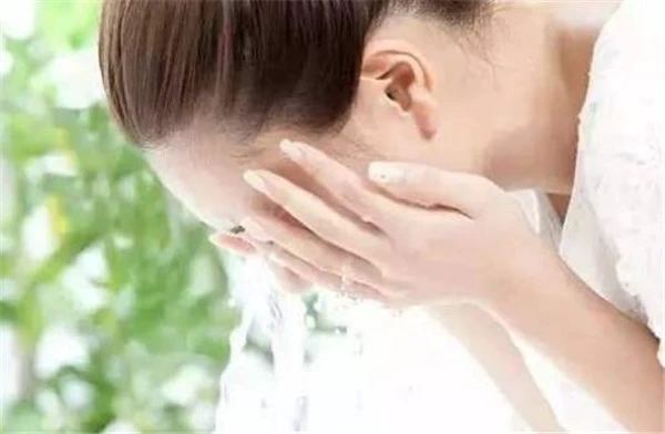 蜂蜜洗脸可润滑肌肤帮助排毒，有抗衰老、防干燥的功效 蜂蜜洗脸 功效 第5张