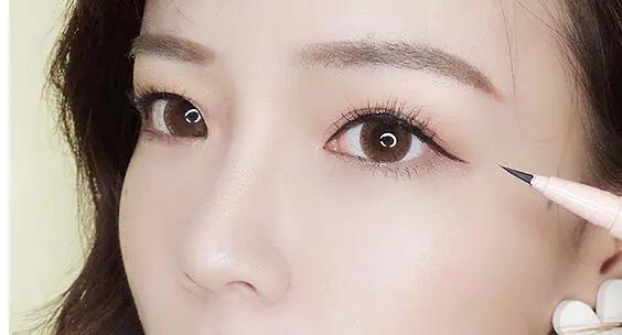 眼妆怎么画才好看显眼大，画眼妆需要准备工具注意事项 眼妆 眼妆化妆 眼妆化妆注意事项 美妆 第2张