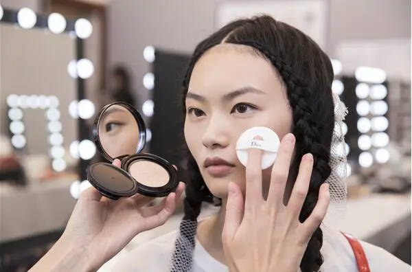 高级精致的DIOR迪奥清新秀场妆，让你秒变潮流ICON 迪奥 DIOR迪奥 美妆 第5张