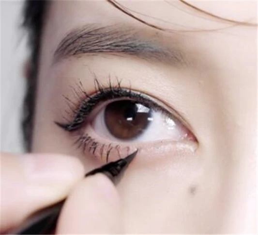 画眼线容易抖怎么办，画眼线不手抖方法分享 画眼线 画眼线手抖 画眼线容易抖怎么办 美妆 第2张