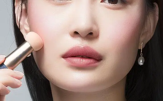 脸圆的女生怎么打腮红可以瘦脸，上妆教程方法分享 腮红 圆脸怎么打腮红 圆脸怎么打腮红瘦脸步骤图片 美妆 第3张