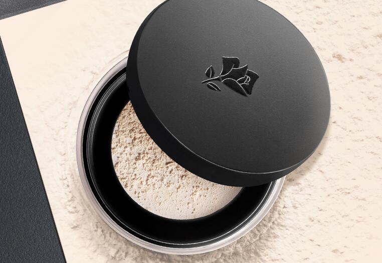 想让妆容贴服不浮粉用定妆喷雾还是散粉好 散粉 定妆喷雾 定妆喷雾和散粉哪个能让妆容更贴服图片 美妆 第1张