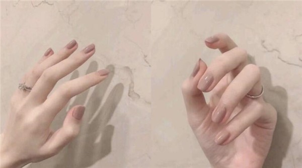 奶咖色美甲各种肤色的女孩都很适合，素面单色就超美 奶咖色 美甲 第1张