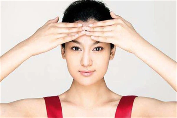 额头长痘的原因：饮食不健康加重废物积累 额头 长痘 第2张