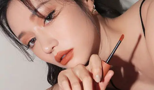 嘴唇又大又厚怎么涂口红，厚嘴唇涂唇釉方法 口红 嘴唇又大又厚 嘴唇又大又厚怎么涂口红 美妆 第2张