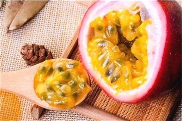 百香果加入蜂蜜，可制作成美味饮品食用 百香果 蜂蜜 第1张