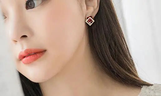 怎么挑选适合自己的耳钉，要和脸型搭配起来才行 耳钉 选择适合自己的耳钉 根据脸型选择适合自己的耳钉图片 美妆 第3张