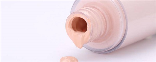 可以只涂粉底液出门吗，没有工具怎么上粉底液 护肤 第1张