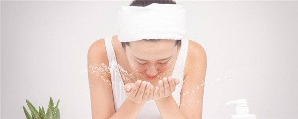 冬天温水洗脸有什么好处，冬天为什么不能用过热的水洗脸 护肤 第1张