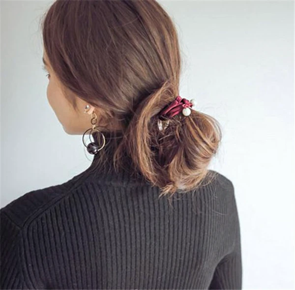 一根皮筋简单盘发步骤是怎么样的 盘发 盘发步骤 美妆 第2张