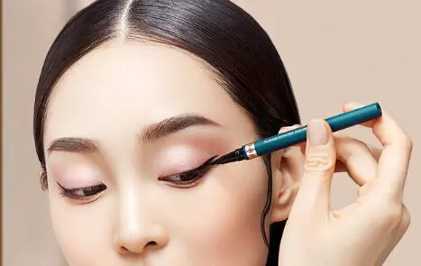 初学化妆怎么画眼线，手把手教你眼线步骤图片 眼线 初学者画好眼线 初学者画好眼线教程步骤图片 美妆 第2张