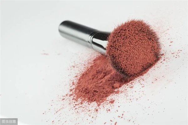 散粉和粉饼的区别有哪些，散粉的遮瑕防止妆容花掉 散粉 粉饼 第5张