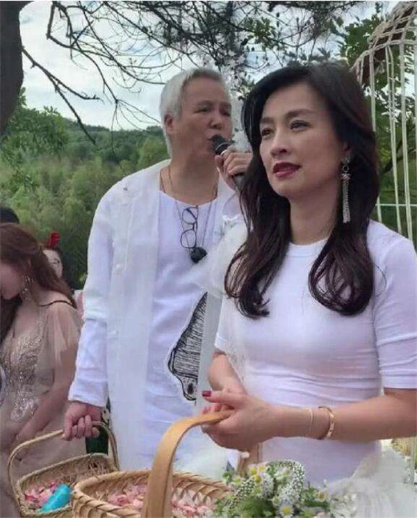 张庭短袖搭配背带裤造型年轻十足，张庭素颜 张庭 背带裤 第4张