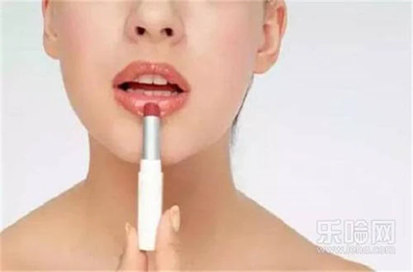 擦口红嘴唇起皮怎么办，擦口红嘴唇为什么起皮 护肤 第3张