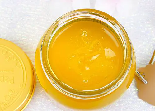 脸上干皮脱皮起皮怎么办，蜂蜜美容护肤方法 蜂蜜 蜂蜜护肤 蜂蜜美容护肤方法大盘点 美容 第2张