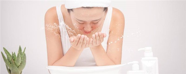 维e芦荟胶涂完要洗吗，维e和芦荟胶混合变白了吗 护肤 第1张