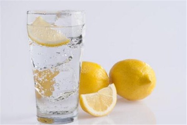 柠檬水的功效与作用什么时候喝最好 柠檬水 柠檬水功效 美妆 第1张