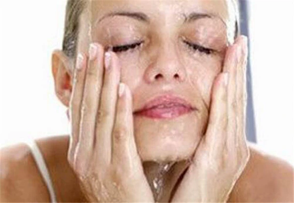 洗脸用热水好还是冷水好 护肤 第6张