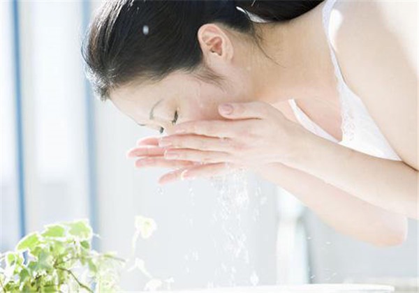 盐水洗脸能天天洗吗，盐水洗脸多久洗一次 护肤 第1张