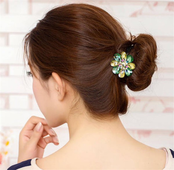 一根皮筋简单盘发步骤是怎么样的 盘发 盘发步骤 美妆 第1张