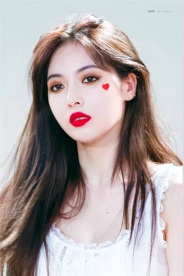 冷感色调眼影搭配金色亮片尽显古灵精怪 眼影 金色亮片 第9张 冷感色调眼影搭配金色亮片尽显古灵精怪 眼影 金色亮片 第9张