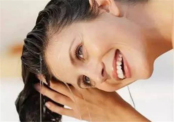 早上洗头好还是晚上洗头好，原来一般人都搞错了！ 护肤 第7张