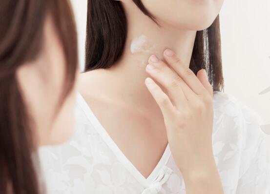 脖子上长纹怎么办，消除颈纹有效方法 颈纹 消除颈纹 盘点消除颈纹的方法 美容 第1张