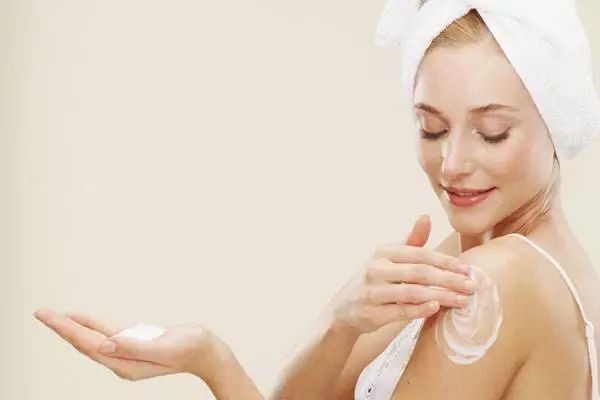 凡士林美白身体乳能涂脸吗,有没有什么危害呢 凡士林 第1张 凡士林美白身体乳能涂脸吗,有没有什么危害呢 凡士林 第1张