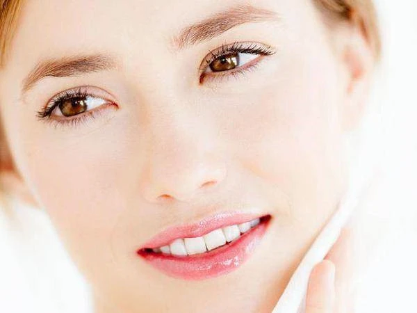 缓解脸部出油要少化妆，勤洗脸及时清理油脂 脸部 出油 第2张