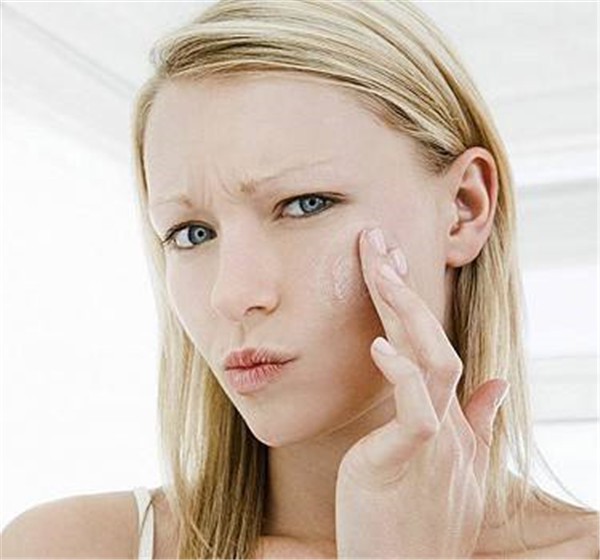 脸色泛黄可能因为贫血，熬夜也会导致皮肤受影响 脸色泛黄 贫血 第1张