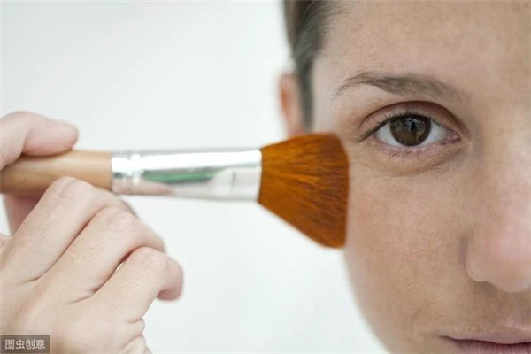 散粉和粉饼的区别有哪些，散粉的遮瑕防止妆容花掉 散粉 粉饼 第9张