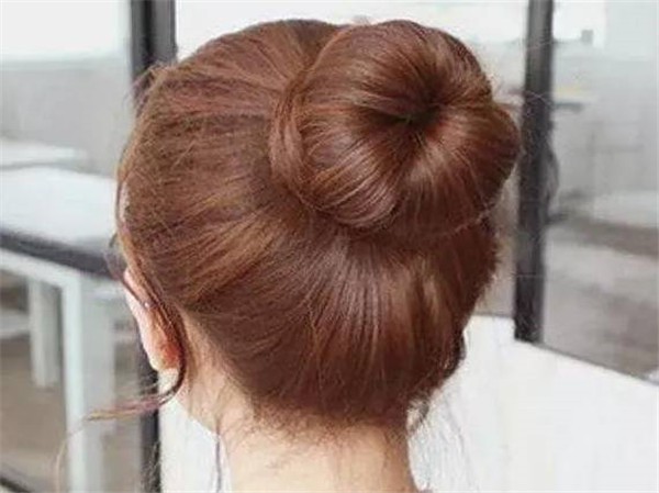 自己扎最简单的丸子头步骤是怎么样的 美妆 第1张