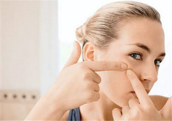 皮肤出现小疙瘩或饮食刺激辛辣，熬夜导致内分泌失调 皮肤 疙瘩 第2张