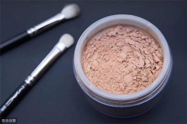 散粉和粉饼的区别有哪些，散粉的遮瑕防止妆容花掉 散粉 粉饼 第3张