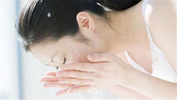 清晨干洗面促进皮肤光润，早餐食红枣薏米山药粥补充气血调理经络 清晨 皮肤 第1张