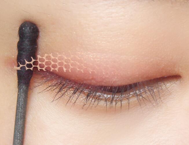 双眼皮贴怎么卸妆，卸掉双眼皮贴便捷方法 卸妆 卸掉双眼皮贴 卸掉双眼皮贴便捷方法 美妆 第1张