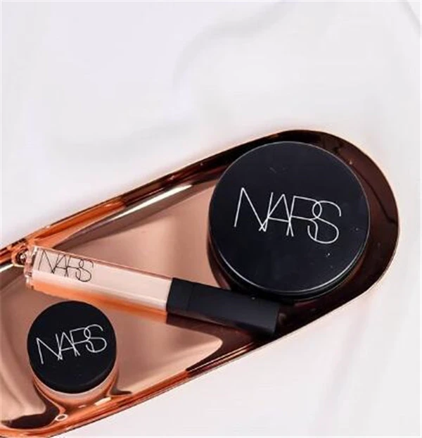 痘痘肌选择遮瑕的技巧,与肤色同色调或暗一色阶行么 痘痘肌 遮瑕 第8张 痘痘肌选择遮瑕的技巧,与肤色同色调或暗一色阶行么 痘痘肌 遮瑕 第8张