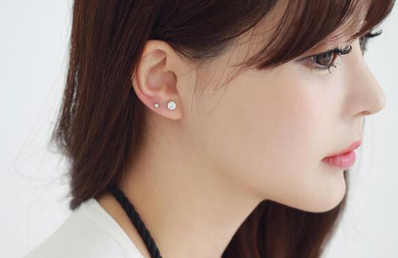 怎么挑选适合自己的耳钉，要和脸型搭配起来才行 耳钉 选择适合自己的耳钉 根据脸型选择适合自己的耳钉图片 美妆 第1张