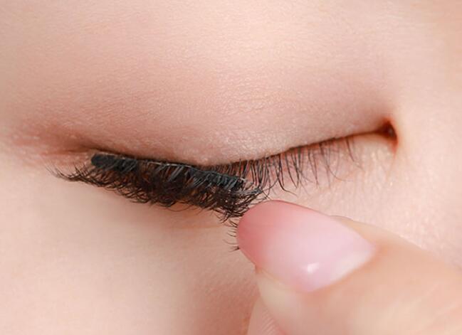 内双眼皮怎么贴假眼睫毛，手残党贴睫毛方法 睫毛 贴眼睫毛 内双怎么贴眼睫毛图片 美妆 第1张