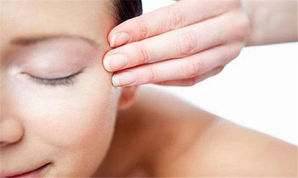 怎样按摩眼部去眼袋，按摩去眼袋的方法 护肤 第5张