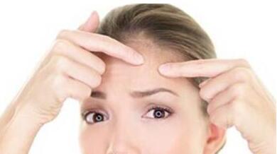 额头老是长痘是什么原因，额头痘护理祛痘方法 长痘 额头长痘痘 额头长痘痘是什么原因 美容 第1张