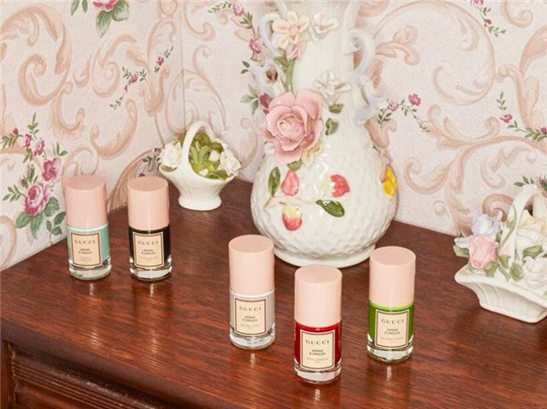 GUCCI宝宝蓝修容饼的搭配建议，秀色在握指甲油相当滑顺饱和 GUCCI 指甲油 第3张