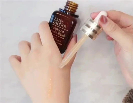 小黑瓶并不抗老，上了30岁就要睁大双眼，这四种才是「真正抗老」 精华 护肤 第6张